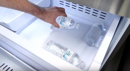 矿泉水放入冰箱,用手轻点水面,让你拥有冷冻的能力